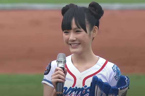 始球式に登場した台湾の女優・ウー・シンティーさん（画像はスクリーンショット）