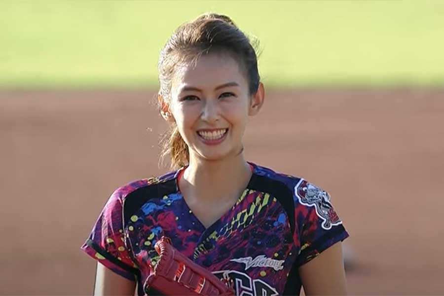 始球式に登場した台湾の女優、ユアン・アイフェイさん（画像はスクリーンショット）