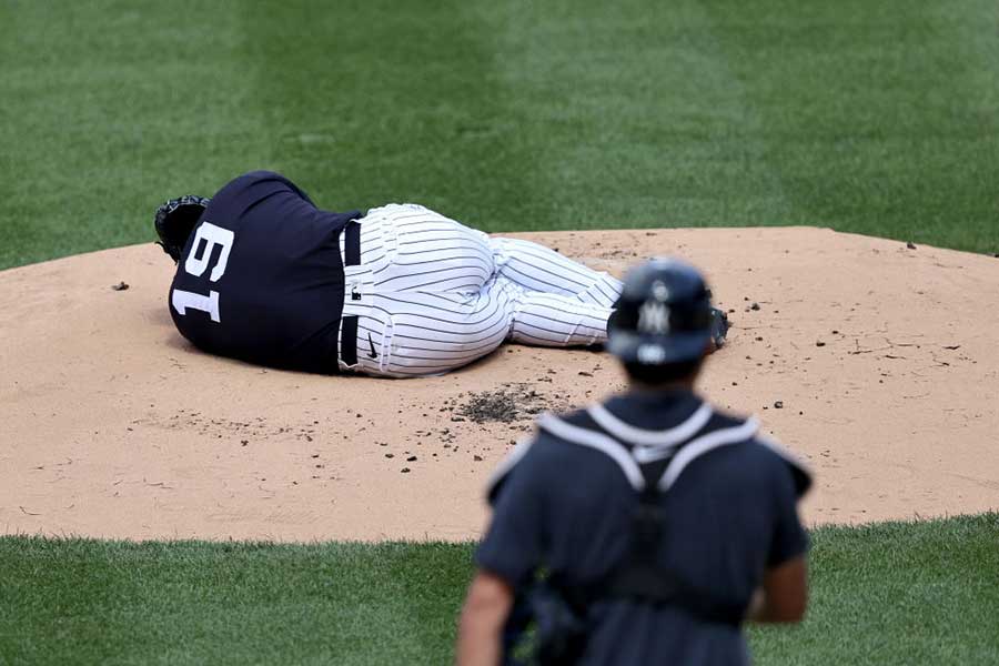 頭部に打球が直撃し倒れこむヤンキース・田中将大【写真：Getty Images】