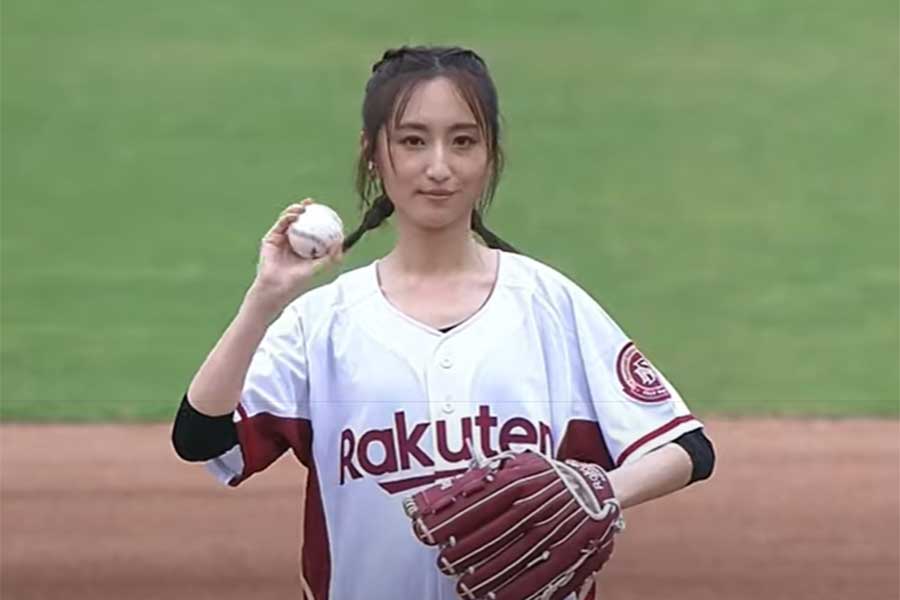 始球式に登場した台湾の女優、アリス・クーさん（画像はスクリーンショット）