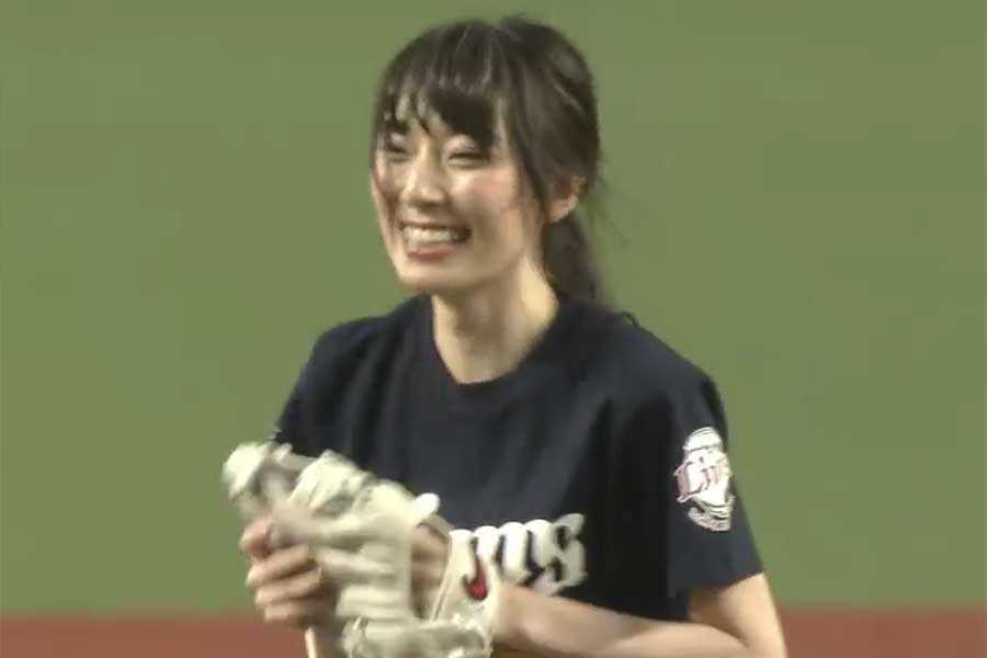 始球式に登場した元AKB48の松井咲子さん【画像：パーソル パリーグTV】