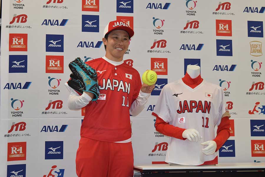 赤を基調としたユニホームを披露するソフトボール日本代表・山田恵里【写真提供：日本ソフトボール協会】