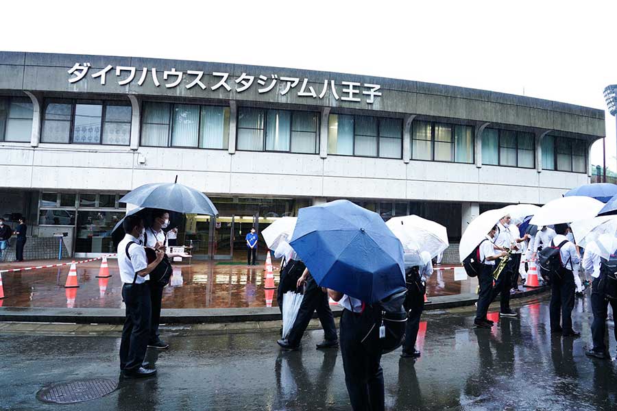 雨天のため26日の西東京大会第1試合は全球場で中止に【写真：荒川祐史】