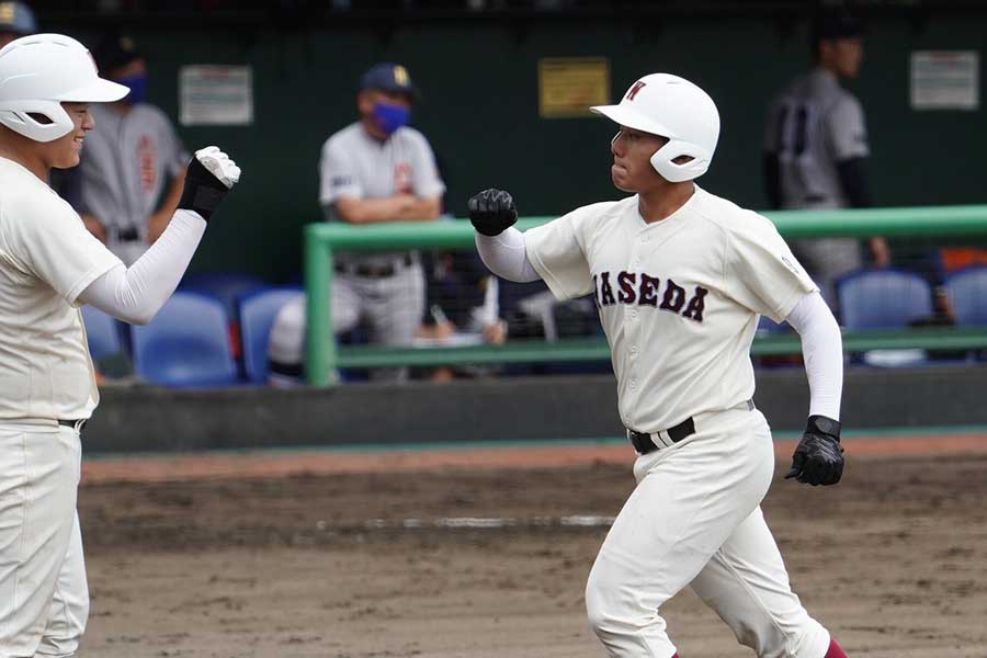 4回の第2打席にソロホームランを放った早実・清宮福太郎（右）【写真：荒川祐史】