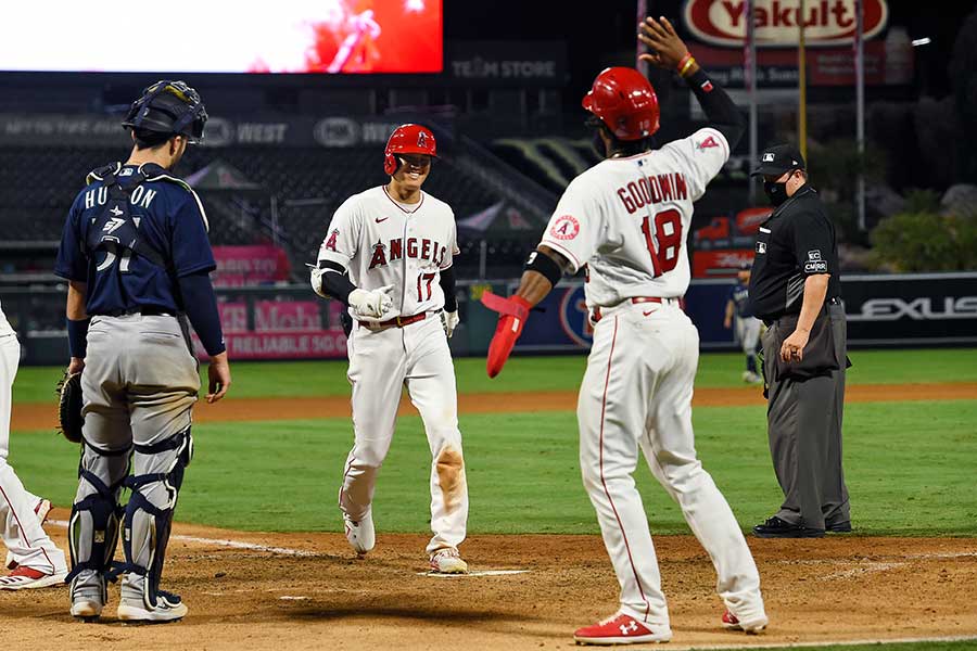 9回にバックスクリーン左へ2号3ランを放ったエンゼルス・大谷翔平【写真：AP】