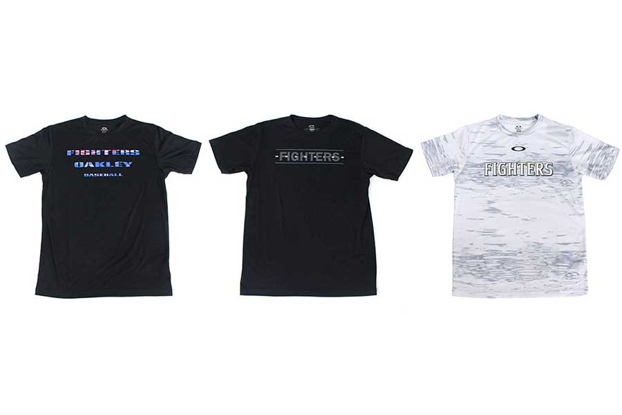 OAKLEY FOBロゴTシャツ、OAKLEY スプリットロゴTシャツ 、OAKLEYベースボールTシャツ（左から）【写真提供：北海道日本ハムファイターズ】