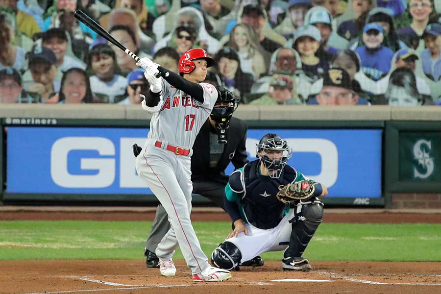 第1打席で本塁打を放ったエンゼルス・大谷翔平【写真：AP】