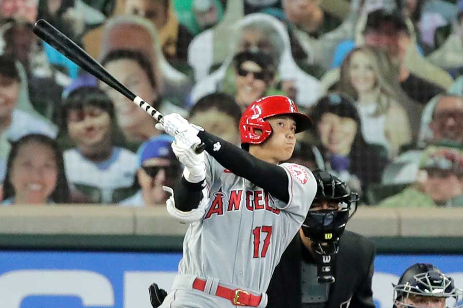 第1打席で本塁打を放ったエンゼルス・大谷翔平【写真：AP】
