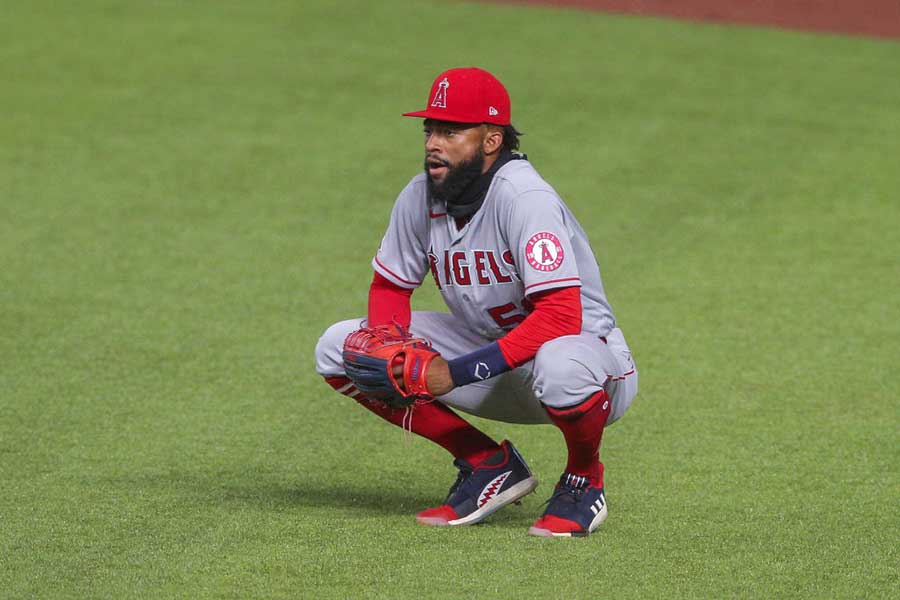 “本塁打アシスト”をしてしまい呆然とするエンゼルスのジョー・アデル【写真：Getty Images】