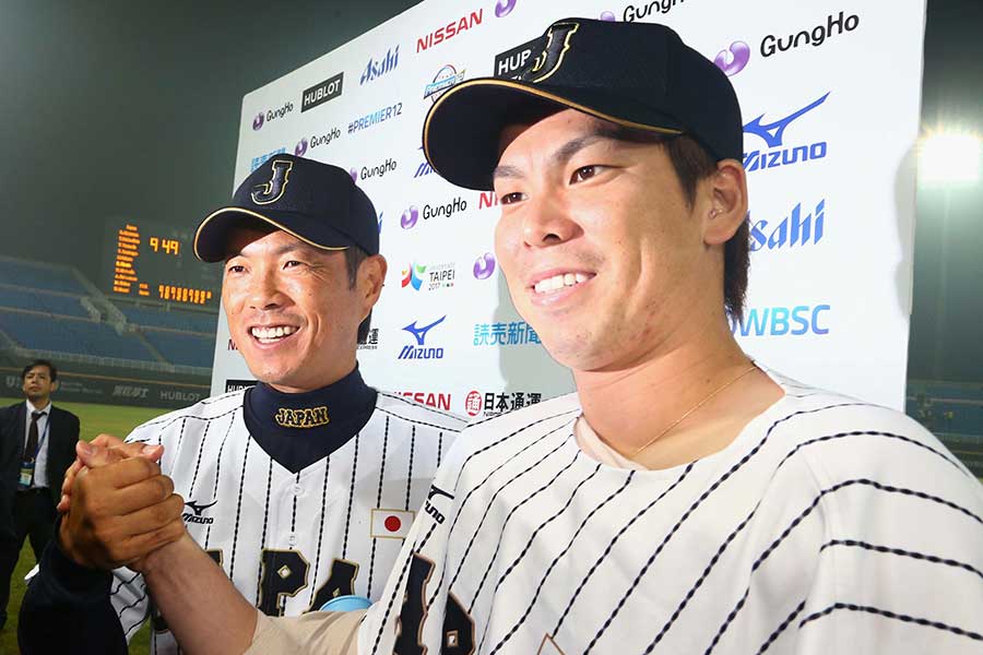 第1回プレミア12で侍ジャパンの一員として活躍した前田健太（右）【写真：Getty Images】