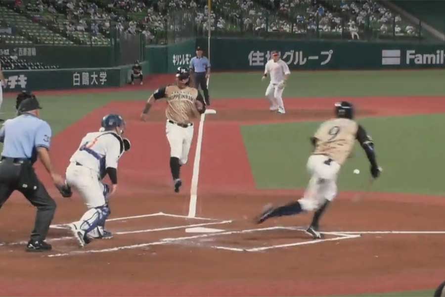 本塁に向かって激走する日本ハムのクリスチャン・ビヤヌエバ【画像：パーソル パリーグTV】
