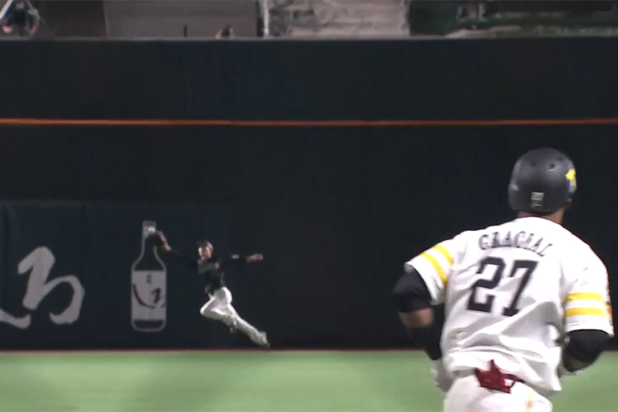 グラシアル（右）の打球を好捕したロッテ・和田康士朗【画像：パーソル パ・リーグTV】