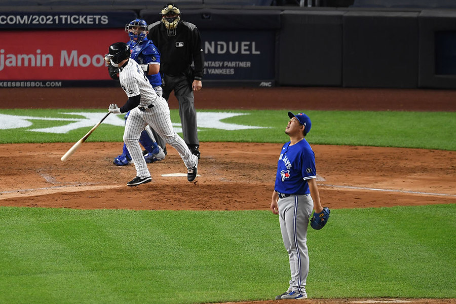 フレイジャーに四球を与えたブルージェイズ・山口俊（右）【写真：Getty Images】
