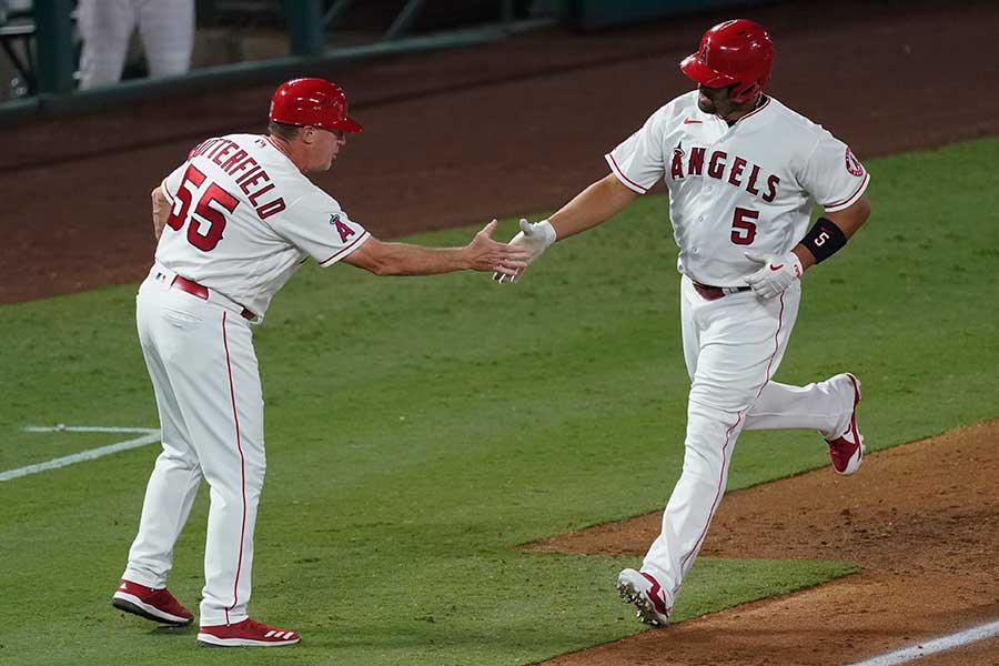 2本塁打と活躍したエンゼルスのアルバート・プホルス（右）【写真：AP】