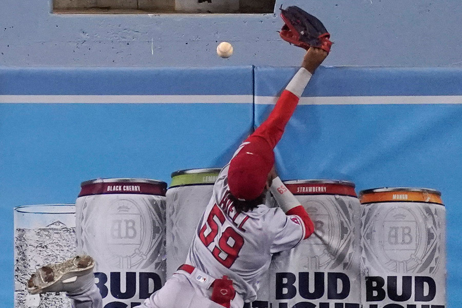 “アシスト本塁打”を献上したエンゼルスのジョー・アデル【写真：AP】