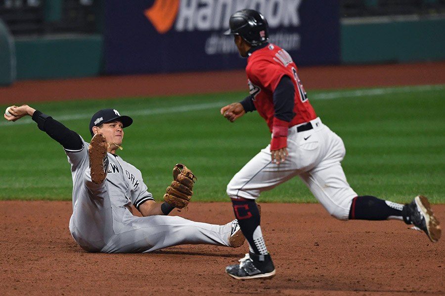 二塁に送球するヤンキースのジオバニー・ウルシェラ【写真：AP】