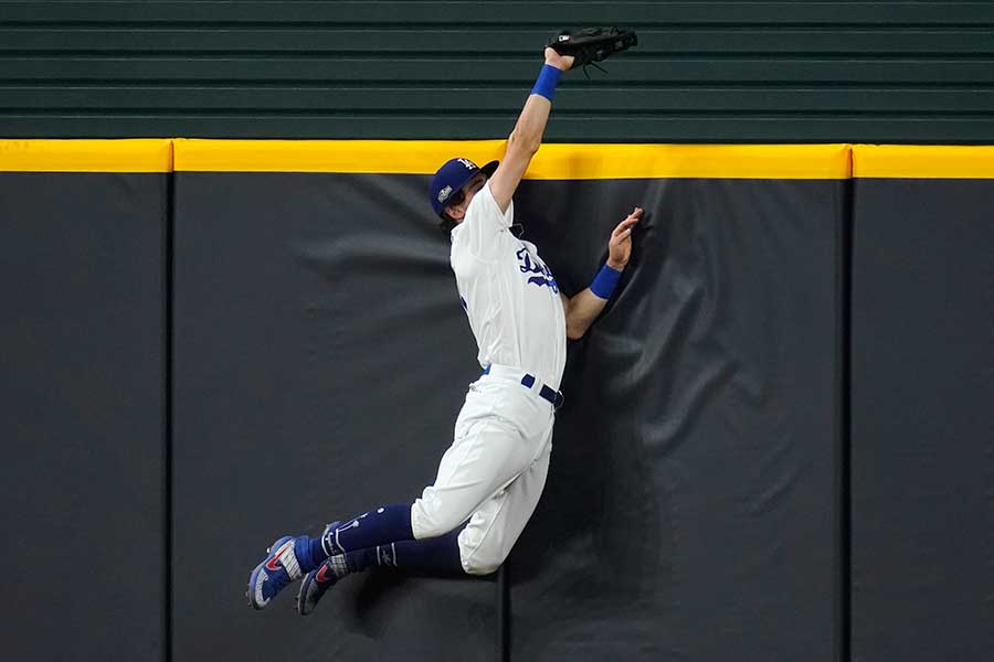 本塁打を“強奪”したドジャースのコーディ・ベリンジャー【写真：AP】
