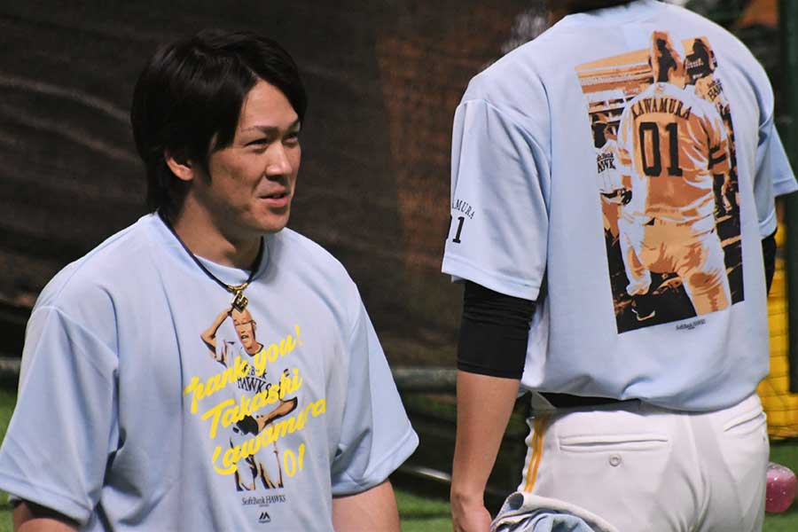 急逝した川村隆史コンディショニング担当のTシャツを着用するソフトバンク・甲斐拓也【写真：藤浦一都】