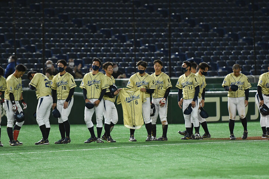 試合を終え中井さんのユニフォームを持ち整列するNTT西日本の選手達【写真：鳥越涼芳】