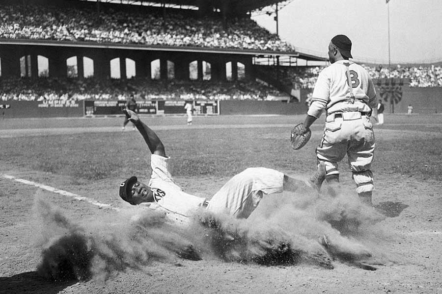 1944年のニグロリーグ・オールスターゲームで本塁に生還するジョシュ・ギブソン【写真：Getty Images】