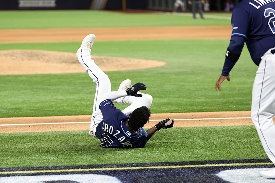 本塁直前で転倒したレイズのアロサレーナ【写真：Getty Images】
