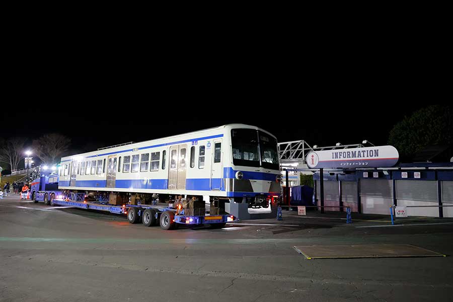夜間にトレイン広場へ101系車両が移設される様子【写真提供：埼玉西武ライオンズ】