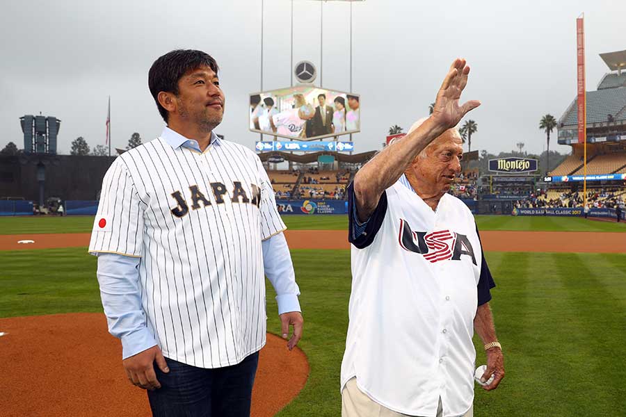 ドジャースで監督を務めたトミー・ラソーダ氏（左は野茂英雄氏）【写真：Getty Images】