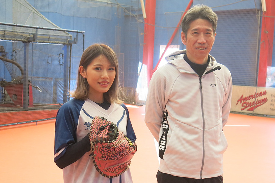 ギャル系野球女子YouTuber・めいちゅん（左）と野口寿浩氏【写真：小谷真弥】