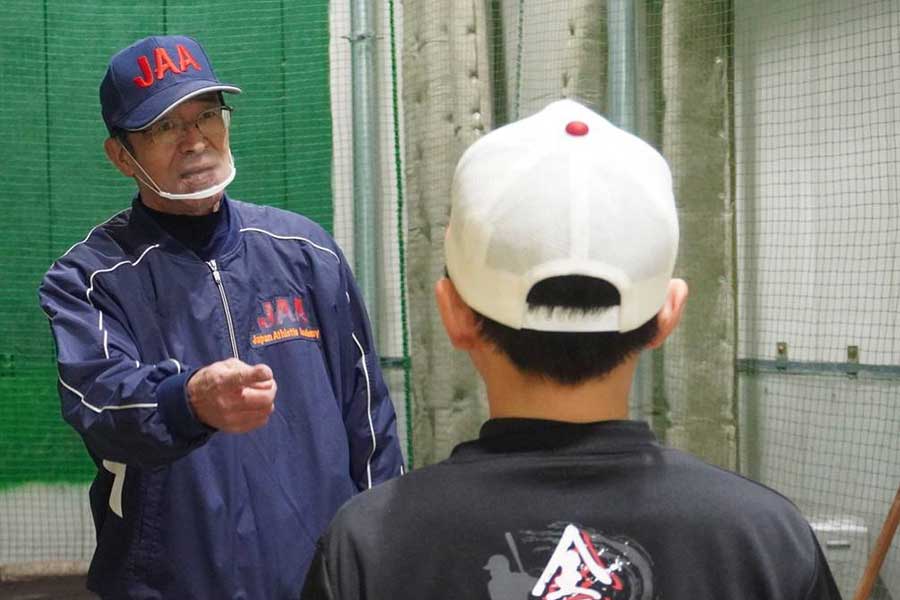 現在は横浜市の野球塾で小中学生を指導している遠藤一彦氏【写真：宮脇広久】