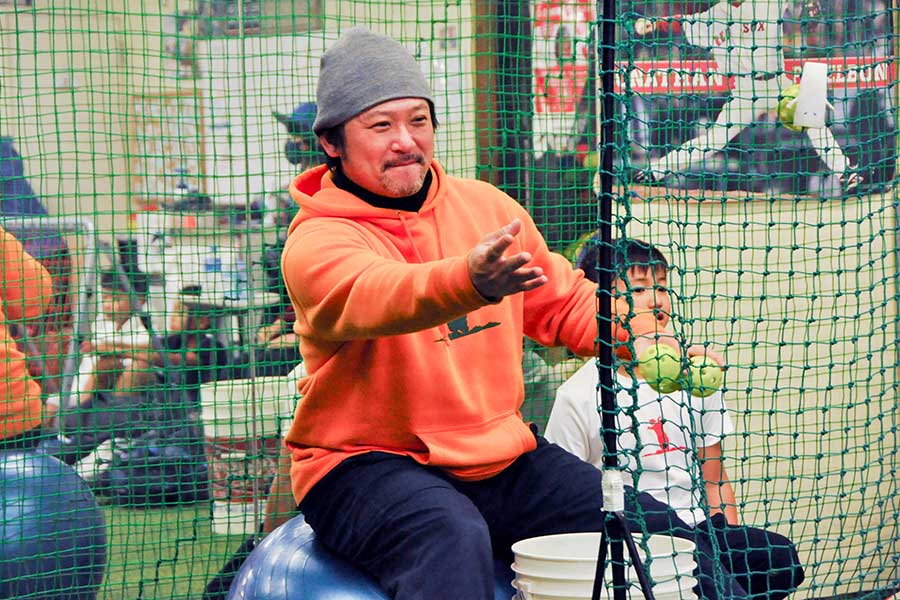 現在は野球塾を開いている長坂秀樹さん【写真：小西亮】