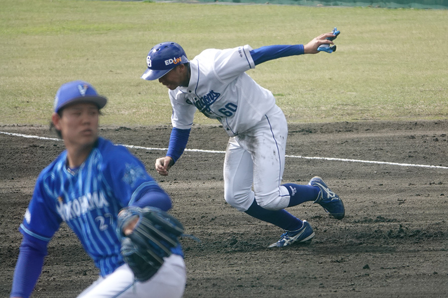 練習試合で盗塁を試みる中日・岡林勇希（右）【写真：小西亮】
