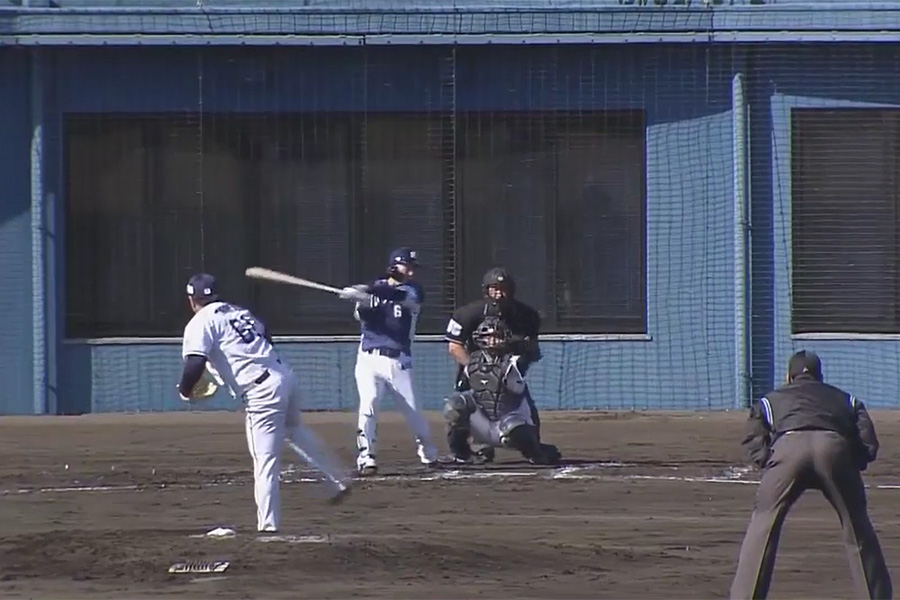 二塁打を放つ西武・源田壮亮【画像：パーソル パ・リーグTV】