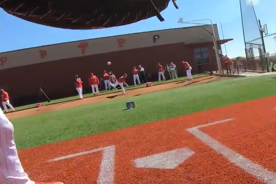 フィリーズ投手陣のブルペン投球を捕手目線で撮影（画像はスクリーンショット）