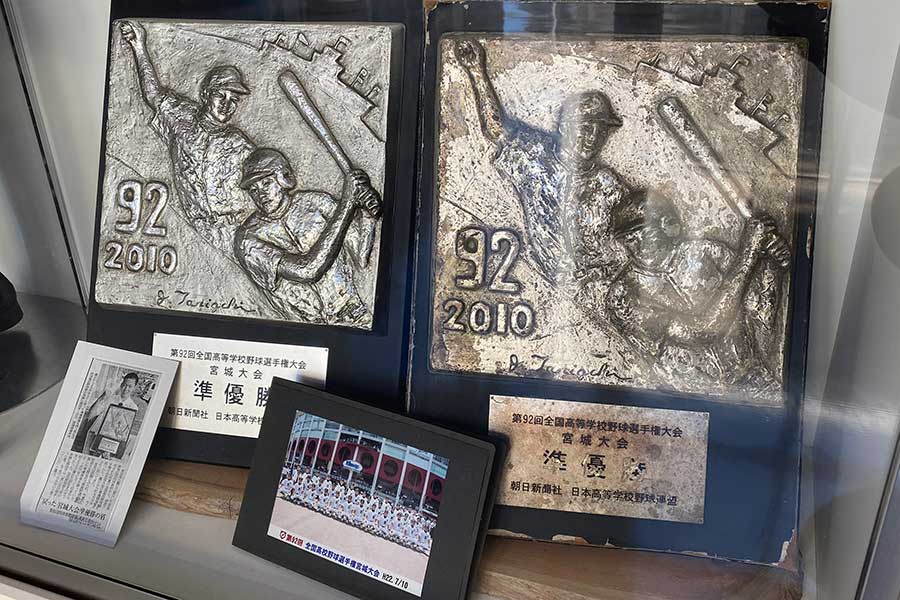 2010年の宮城大会準優勝の二つの盾（左が2011年に贈られたもの、右が2010年に贈られ瓦礫の中から見つかったもの）【写真：高橋昌江】