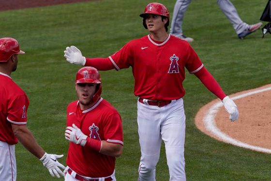 エンゼルス・大谷翔平（右）とマイク・トラウト（中央）【写真：AP】