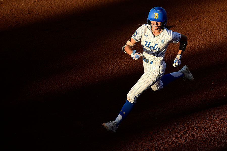 内野安打で一塁走者が生還する“珍現象”が起こった（写真はイメージ）【写真：Getty Images】