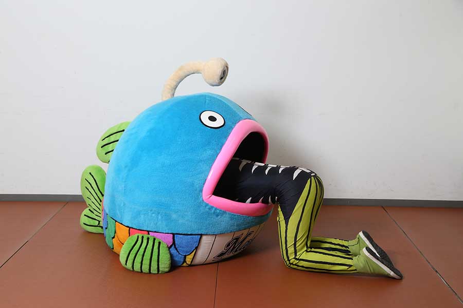 ロッテの公式キャラクター「謎の魚」【写真提供：千葉ロッテマリーンズ】