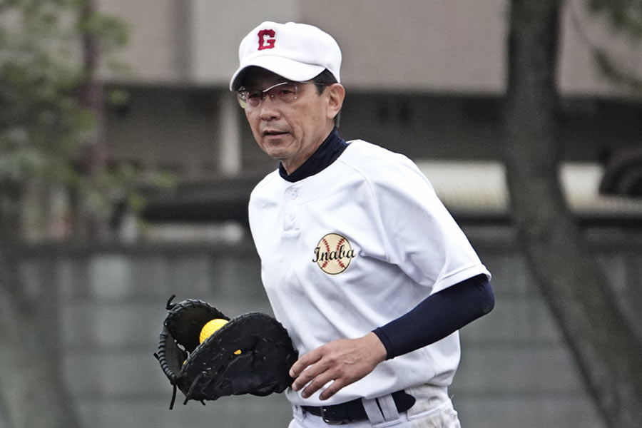 加藤さんは左投げ左打ちの一塁手【写真：小西亮】