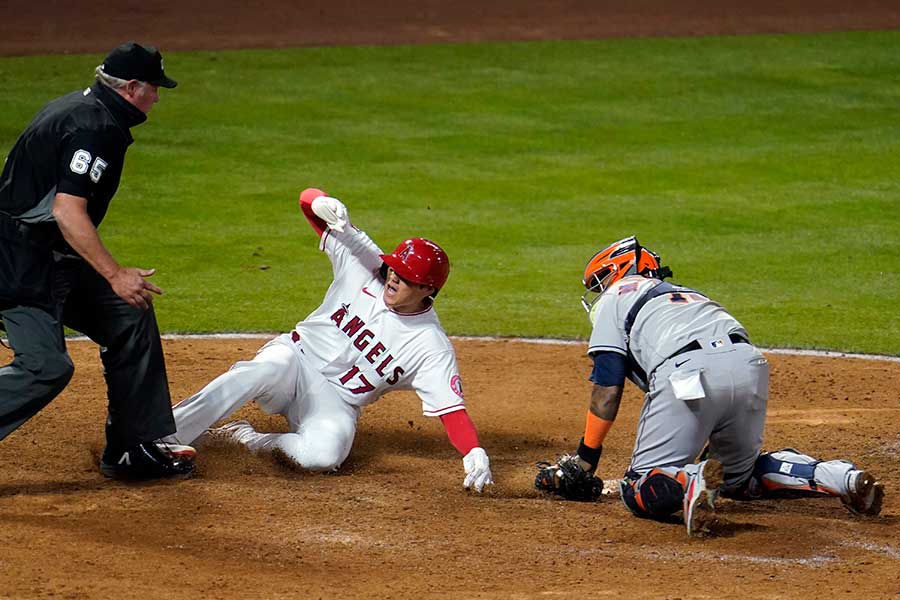 激走で勝ち越しのホームを踏んだエンゼルス・大谷翔平【写真：AP】