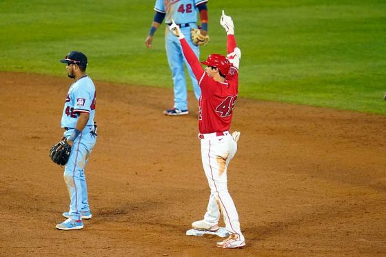 中前打の送球間に二塁まで進み逆転劇を演出したエンゼルス・大谷翔平【写真：AP】