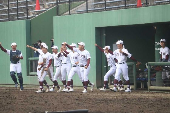 【高校野球】途中出場野手がサヨナラ打　「野球の神様」を感じた常総学院・島田監督の“手応え”