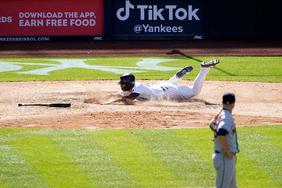 無人の本塁に生還したヤンキースのグレイバー・トーレス【写真：AP】