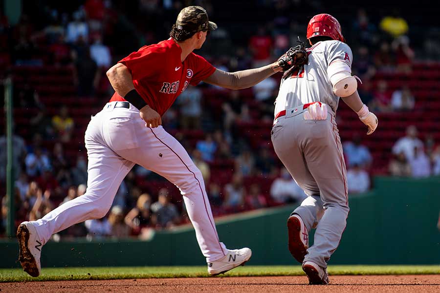 第1打席で左翼線安打を放つもタッチアウトとなったエンゼルス・大谷翔平（右）【写真：Getty Images】