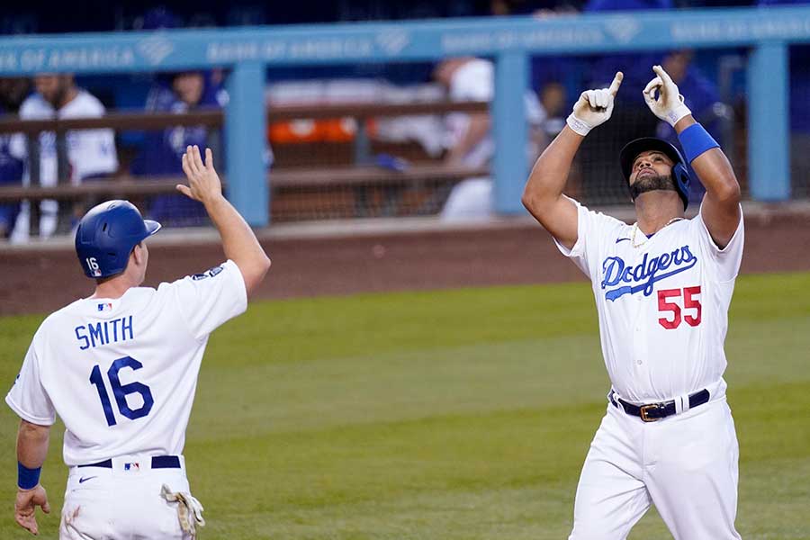 本塁打を放ちウィル・スミス（左）に出迎えられるドジャースのアルバート・プホルス【写真：AP】