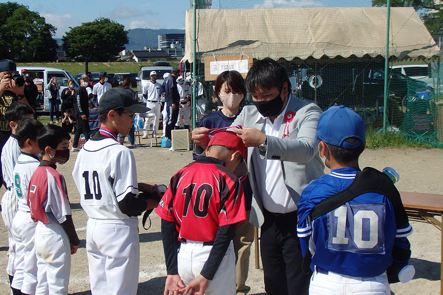 「千曲川少年野球大会」でメダルを授与する里崎氏【写真：大会提供】