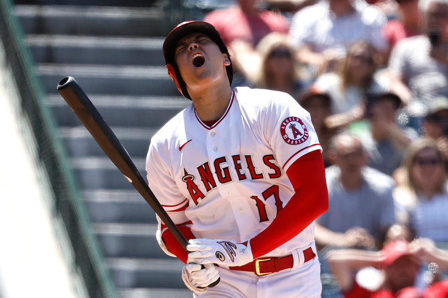 自打球に悶絶するエンゼルス・大谷翔平【写真：Getty Images】