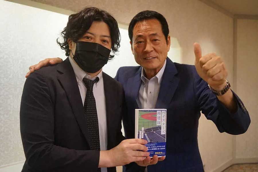 刊行記念記者会見に出席した初代監督・中畑清氏（右）と著者・二宮寿朗氏