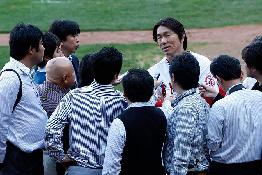 元ヤンキース広報部で現在は江戸川大教授などを務める広岡勲氏（左奥）【写真：Getty Images】