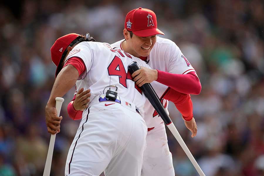 健闘を称えあうエンゼルス・大谷翔平とナショナルズのフアン・ソト【写真：AP】