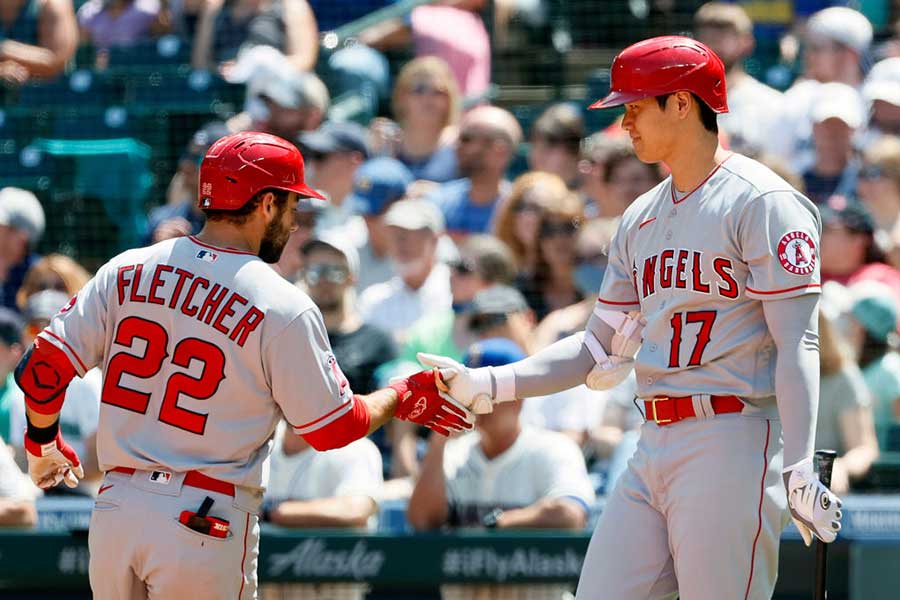 エンゼルスのデビッド・フレッチャー（左）と大谷翔平【写真：Getty Images】